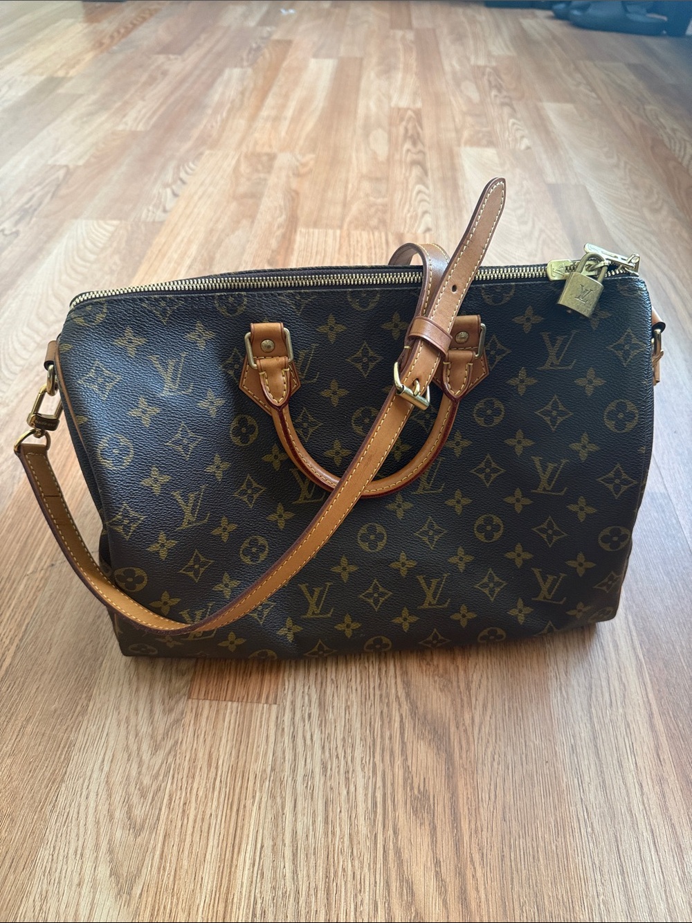 Louis Vuitton Monogram Speedy Bandoulière 35